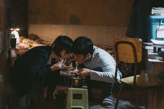 중국 영화 ‘먼 훗날 우리’. 2007~2017년 베이징을 배경으로, 아련한 청춘을 다룬 이 영화는 사실 ‘집을 둘러싼 투쟁’처럼 보인다. 넷플릭스 제공