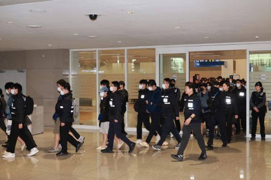 캄보디아에서 우리 국민 869명에게 약 486억원을 편취한 한국인 피의자 73명이 전세기로 23일 오전 인천국제공항 제2여객터미널 도착해 호송차로 이동하고 있다. 정용일 선임기자 yongil@hani.co.kr