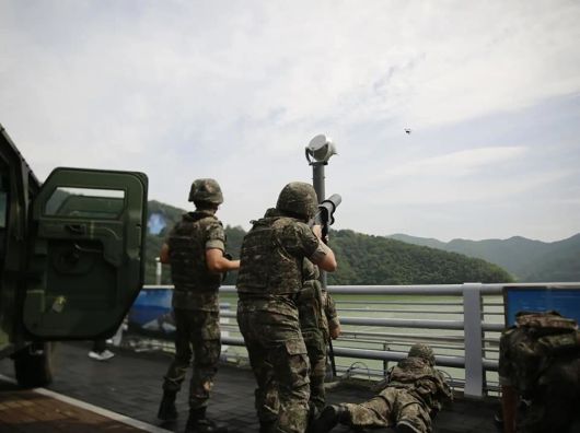 육군 장병들이 드론 격추하는 훈련을 하고 있다. 육군본부 페이스북