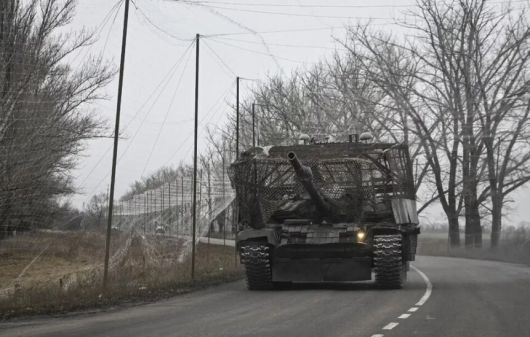 지난해 11월20일(현지시각) 우크라이나 도네츠크의 전선 도시 포크로우스크. 드론 공격 방어용 그물로 상부를 덮은 전차가 드론 방어 그물로 뒤덮인 도로를 지나고 있다. 로이터 연합뉴스