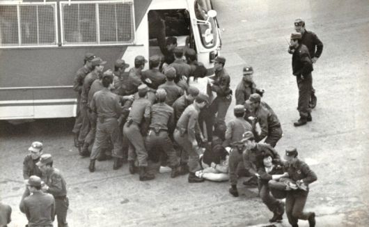 대표적 민주노조였던 원풍모방 노조는 1982년 10월1일 공권력에 의해 파괴당했다. 추석날이던 그날 새벽, 경찰이 들이닥쳐 사내 농성 중인 원풍모방 조합원들을 연행하고 있다. 필자 제공