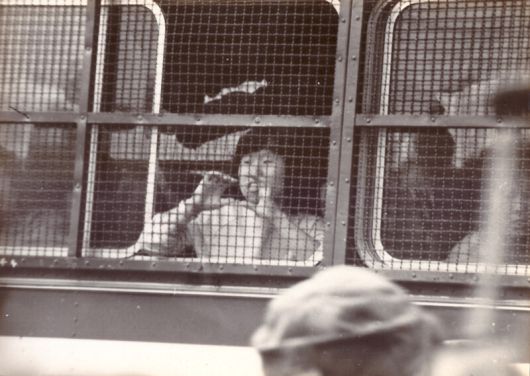 대표적 민주노조였던 원풍모방 노조는 1982년 10월1일 공권력에 의해 파괴당했다. 추석날이던 그날 새벽, 경찰이 들이닥쳐 사내 농성 중인 원풍모방 조합원들을 강제 연행했다. 한 여성 조합원이 이른바 ‘닭장차’에 갇혀 있다. 필자 제공