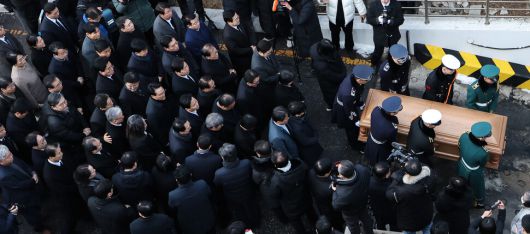 베트남 출장 중 별세한 이해찬 민주평화통일자문회의 수석부의장의 시신이 27일 서울 종로구 서울대병원 장례식장으로 운구되고 있다. 공동취재사진