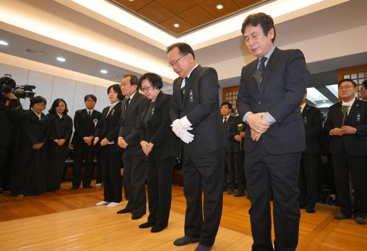 유시민 전 노무현 재단 이사장(오른쪽부터), 김부겸 전 국무총리, 한명숙 전 국무총리 등이 27일 오전 서울 종로구 서울대학교병원 장례식장 고 이해찬 전 국무총리의 빈소에서 조문하고 있다. 공동취재사진