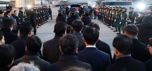 베트남 출장 중 별세한 이해찬 민주평화통일자문회의 수석부의장의 시신이 27일 오전 인천국제공항에 도착해 운구 차량으로 이동하고 있다. 공항사진기자단