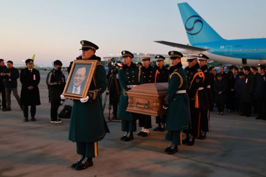 이해찬 민주평화통일자문회의 수석부의장의 시신이 27일 아침 인천국제공항에 도착해 서울 종로구 서울대학교병원 장례식장으로 운구되고 있다. 김혜윤 기자 unique@hani.co.kr
