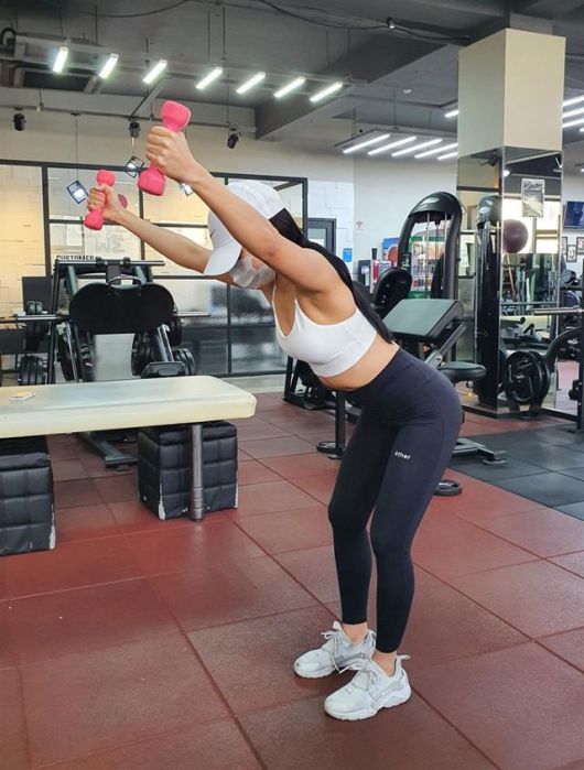 상체 각도는 45~90도를 유지하되 허리는 꼿꼿이 펴야 한다. 피트니스위 제공