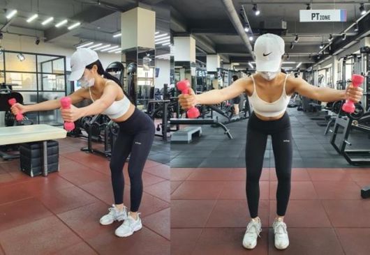 Y래이즈를 본격적으로 시작하기 전, 팔을 지면과 수평하게 들어올려야 한다. 피트니스위 제공