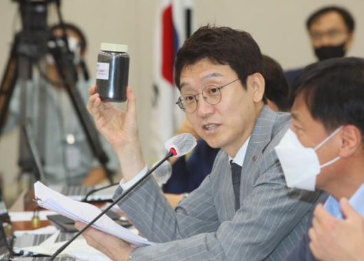 김웅 미래통합당 의원이 지난달 31일 국회 환경노동위원회 전체회의에서 '입상활성탄'을 보여주며 수돗물 유충 사태와 관련해 질의하고 있다. 연합뉴스