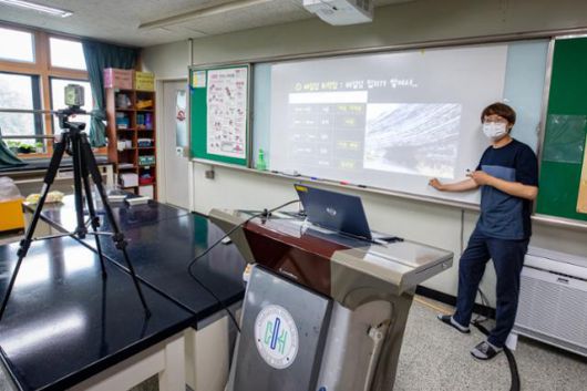 수도권 지역 전면 원격수업 시행을 하루 앞둔 25일 서울시내 한 고등학교에서 지구과학 교사가 원격수업 준비를 하고 있다. 뉴스1
