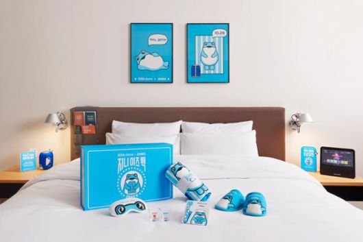 하이트진로와 KT가 출시한 한정판 굿즈들. 푸른 두꺼비가 그려진 KT 인공지능 스피커 '기가지니2' 탈착식 스피커 망을 포함해 타월, 슬리퍼, 수면안대, 소주잔, 두꺼비 피규어, 스마트폰 스트랩 등으로 구성됐다. KT 제공