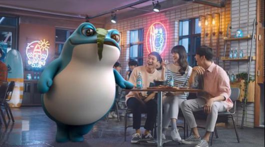 하이트진로의 소주 상품 진로 TV 광고에 등장하는 두꺼비. 뚜껍, 뚜껍이란 말만 반복하는 어뚱한 캐릭터로 소비자들한테 인기를 끌면서 슬리퍼 등 다양한 파생 상품이 완판되기도 했다. 하이트진로 유튜브 캡처