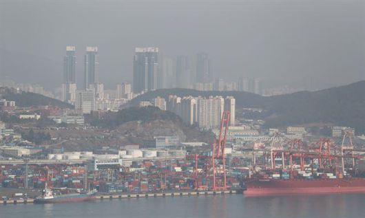 오늘날 부산 영도에서 바라본 부산항 일대. 한국일보 자료사진