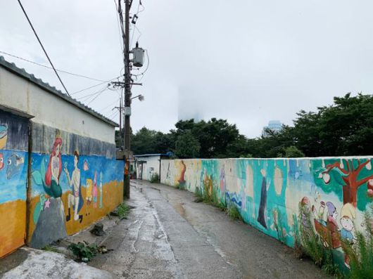 부산 남구 문현동 안동네 벽화마을 전경. 김시덕 제공