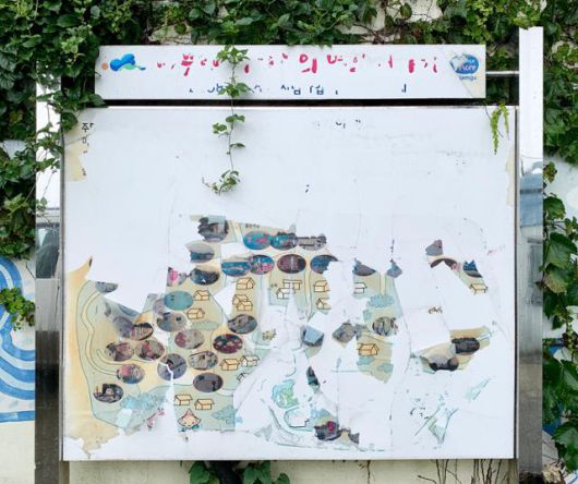 절반 이상 뜯겨 나간 안동네 벽화마을 안내판. 김시덕 제공