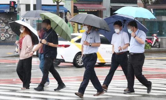 제10호 태풍 하이선의 영향으로 전국에 비가 내린 7일 대전시 서구 대전시청 인근 도로에서 시민들이 우산을 쓰고 이동하고 있다. 뉴스1