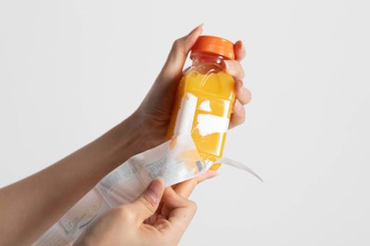 시중에 판매중인 한 오렌지 주스 페트병에 덕지덕지 남은 라벨지. 보통 폴리 프로필렌 (PP)소재의 라벨지는 접합부에만 접착제를 바르면 쉽게 떼어진다.