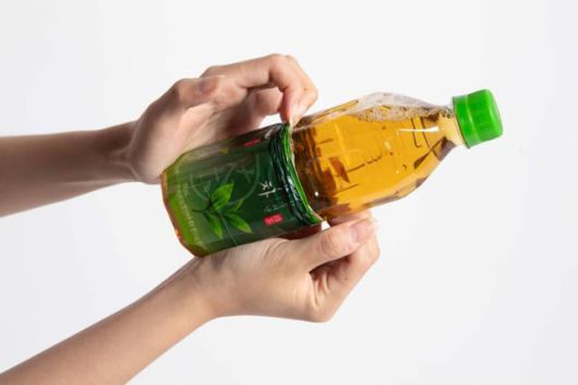 절취선이 없어 떼어내기 힘든 페트 소재의 라벨지. 통째로 밀어내 벗겨내다 보면 손을 다치기 십상이다.