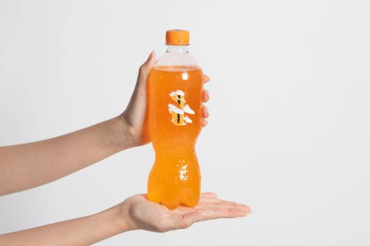 시중에 판매중인 한 탄산음료 표면에 남은 라벨지. 몸통 곳곳에 물에 씻기지 않는 강력한 접착제도 남아있다. 칼을 이용해 긁어내지 않는 이상 쉽게 떨어지지 않는다.