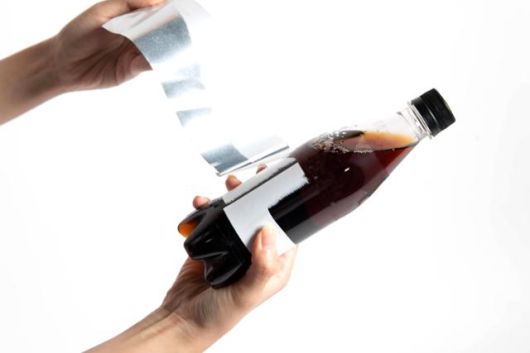 시중에 판매 중인 한 탄산음료의 라벨지를 벗겨내니 강력한 접착제 때문에 라벨지의 대부분이 페트병 표면에 그대로 남았다.