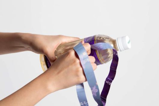 병과 같은 소재인 '페트'로 제작된 라벨지. 절취선만 만들면 맨손으로도 쉽게 떼어낼 수 있지만, 시중에서 판매중인 제품들의 거의 절반 가량에 절취선이 없다.