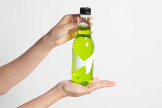 시중에 판매 중인 한 탄산음료의 표면에 남은 라벨지. 물에 불려도 쉽게 제거되지 않는다.