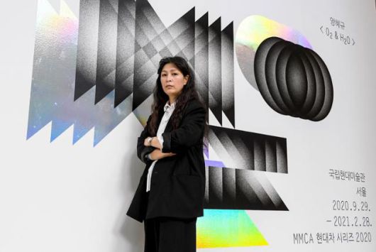 세계적인 설치미술가 양혜규는 '아시아 대표 여성 작가'라고 불리는 순간 오히려 아시아 여성 작가로서 가진 힘이 축소되고 제한되고, 생명을 얻지 못하기 때문에 그렇게 불리고 싶지 않다고 말했다. 국립현대미술관 제공