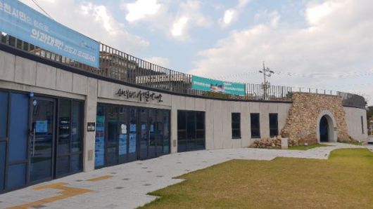 순천부읍성 성곽터에 지은 서문안내소