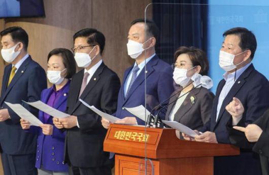 클릭하시면 큰 이미지를 볼 수 있습니다. 한국일보