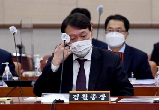 윤석열 검찰총장이 지난달 22일 서울 여의도 국회에서 열린 법제사법위원회의 대검찰청에 대한 국정감사에서 얼굴을 만지고 있다. 뉴습