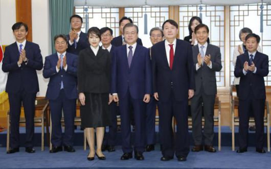 지난해 7월 25일 문재인 대통령이 청와대에서 윤석열(앞줄 오른쪽) 신임 검찰총장에게 임명장을 수여한 뒤 검찰총장 내외와 함께 기념촬영 하고 있다. 연합뉴스