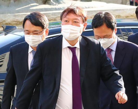 8개월 만에 전국 검찰청 순회 간담회를 재개한 윤석열 검찰총장(가운데)이 지난달 29일 오후 대전 지역 검사들과의 간담회를 위해 대전지방검찰청에 도착해 강남일 대전고검장(왼쪽), 이두봉 대전지검장과 인사를 마친 뒤 이동하고 있다. 연합뉴스