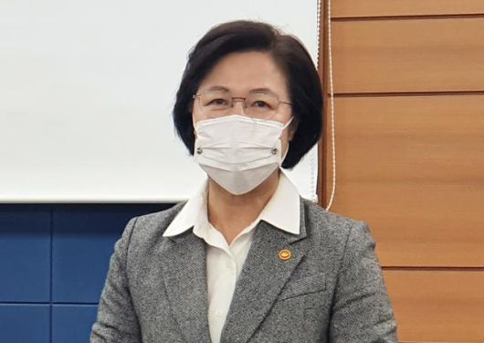 추미애 법무부 장관이 24일 서울 서초구 서울고등검찰청 의정관에서 윤석열 검찰총장 감찰 결과를 발표를 준비하고 있다. 뉴시스