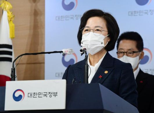 추미애 법무부 장관이 16일 정부서울청사 합동브리핑실에서 권력기관 개혁 관련 언론 브리핑을 하고 있다. 뉴시스