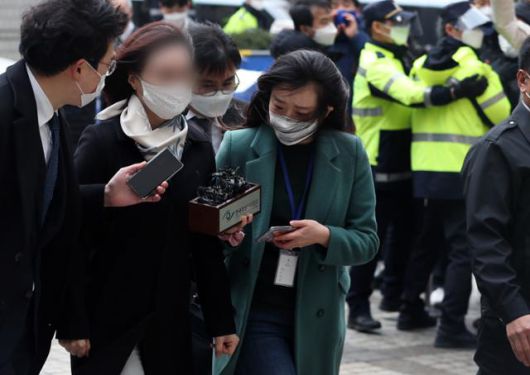 정경심 동양대 교수가 23일 오후 서울 서초구 서울중앙지법에서 열린 자녀 입시비리 및 사모펀드 불법투자 사건의 1심 선고공판에 출석하고 있다. 뉴스1