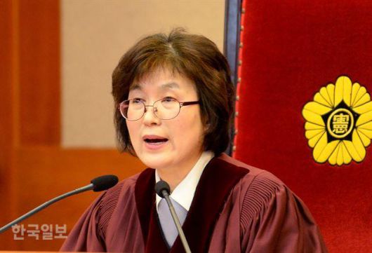 이정미 헌법재판소 소장 권한대행이 2017년 3월 10일 서울시 종로구 재동 헌법재판소 대심판정에서 박근혜 대통령 파면 결정을 선고하고 있다. 왕태석기자