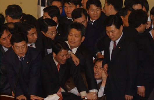 2004년 3월 12일 국회에서 노무현 대통령 탄핵 소추안이 가결되려 하자 열린우리당 의원들이 필사적으로 저지하고 있다. 한국일보 자료사진