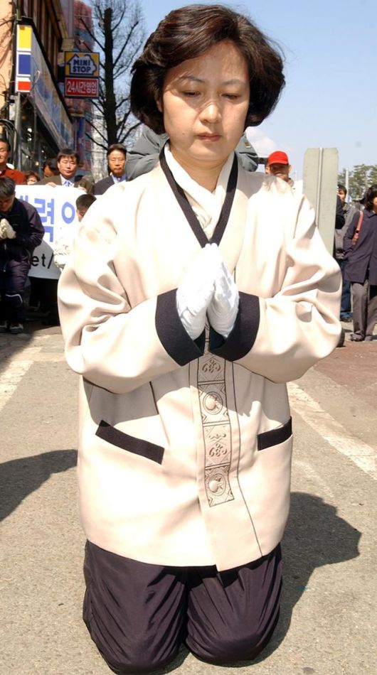 2004년 4월 4일 광주에서 추미애 당시 민주당 선대위원장이 17대 총선을 앞두고 노무현 대통령 탄핵 추진에 사죄하는 삼보일배를 하고 있다. 광주=고영권 기자