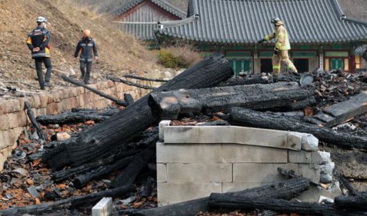 천년의 역사를 간직한 전북 정읍 내장사의 대웅전이 지난 5일 한 승려의 방화로 전소된 가운데 6일 정읍 내장사 대웅전에서 소방 관계자들이 현장 감식을 하고 있다. 뉴스1
