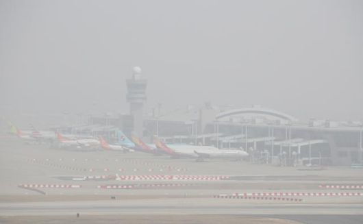29일 올해 최악의 황사가 한반도를 강타해 영종도 인천국제공항이 온통 희뿌옇게 보인다. 연합뉴스