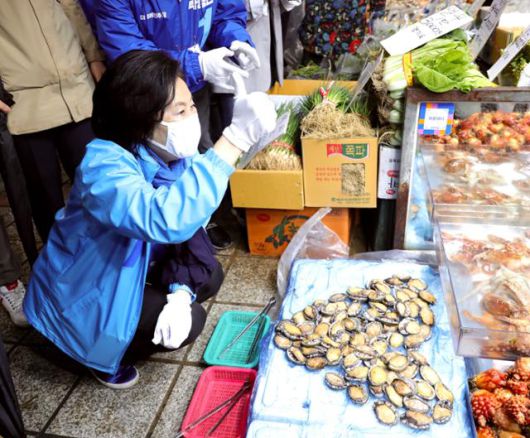 박영선 더불어민주당 서울시장 후보가 3일 서울 강동구 암사종합시장에서 상인들과 대화하고 있다. 박영선 캠프 제공 뉴시스