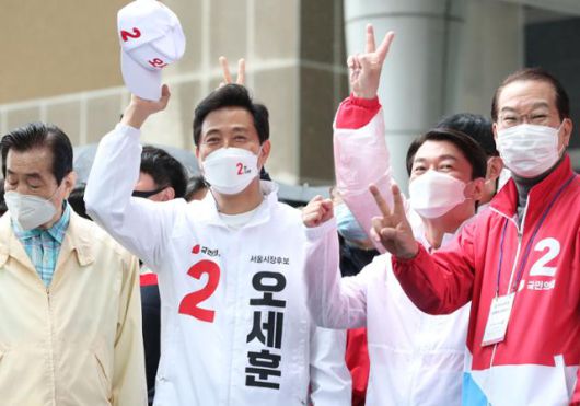 오세훈 국민의힘 서울시장 후보가 3일 서울 용산역 앞 광장에서 안철수 국민의당 대표와 함께 시민들에게 인사하고 있다. 뉴시스