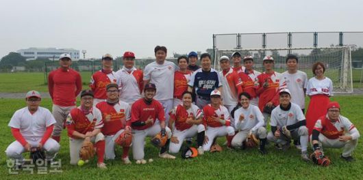 18일 베트남 하노이 미딩 축구 연습장에서 이만수(가운데 푸른 상의) 전 SK와이번스 감독이 하노이 야구 대표팀 선수들과 기념 촬영을 하고 있다. 이 전 감독은 10일 출범한 베트남 야구협회의 초대 기술고문으로 위촉돼 앞으로 베트남 야구 국가대표팀 선발 과정 등에 대해 조언할 예정이다. 하노이=정재호 특파원