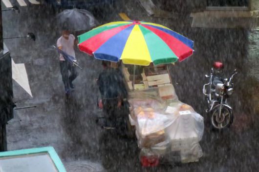 7일 오전 서울 중구 충무로 일대에 황사를 동반한 비가 쏟아지고 있다. 오전 내내 돌풍이 불고 천둥이 치는 등 요란한 날씨를 보였다. 뉴시스
