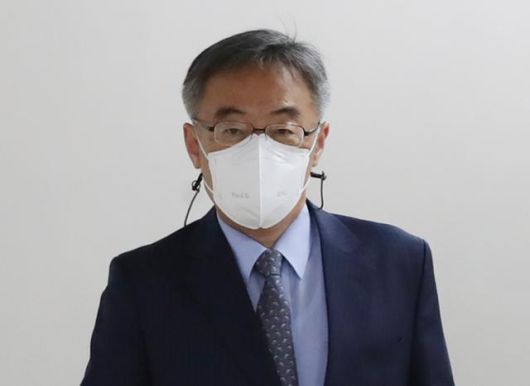 임종헌 전 법원행정처 차장이 지난달 27일 서울중앙지법에서 열린 '사법농단' 관련 1심 91차 공판 출석을 위해 법정으로 향하고 있다. 뉴시스