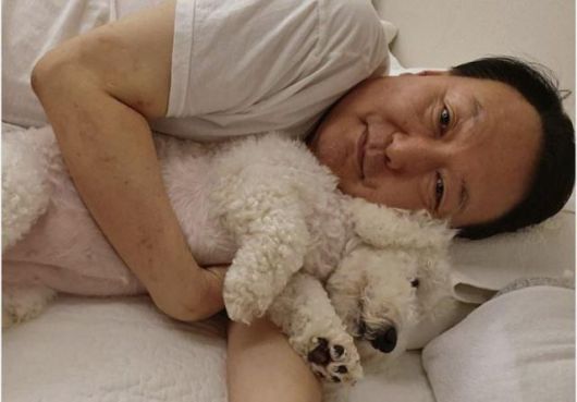 윤석열 전 검찰총장이 6일 자신의 인스타그램에 반려견과 함께 누워있는 사진을 올렸다. 그는 여러분, 이 사진은 짤로 사용하셔도 좋습니다고 했다. 윤 전 총장 인스타그램 캡처