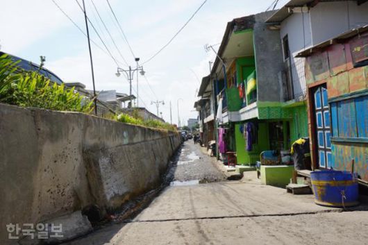 인도네시아 수도 자카르타에서 가장 빨리 침몰되고 있고, 이미 해수면 아래에 있는 북부 자카르타 플루이트 마을 입구. 자카르타=고찬유 특파원