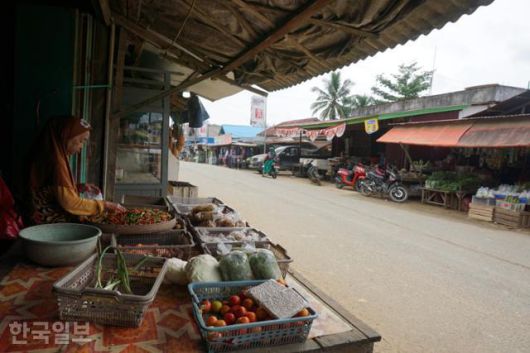 인도네시아 신수도 부지로 지정된 동부칼리만탄주의 스파쿠 시내 시장 풍경. 2019년 말 촬영했다. 스파쿠=고찬유 특파원
