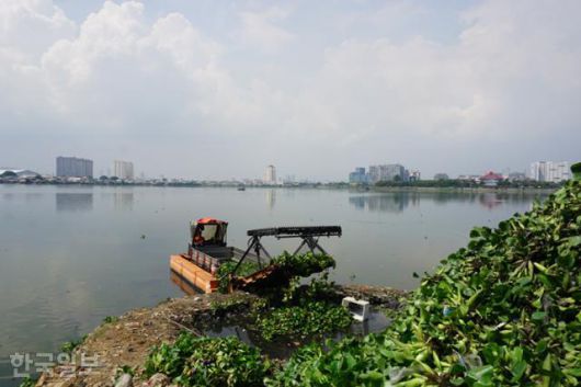 북부 자카르타 플루이트 저수지에서 청소 선박이 수거한 쓰레기를 강변에 쌓고 있다. 자카르타=고찬유 특파원