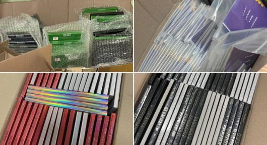 K팝 팬이 팬사인회 응모를 위해 구매한 앨범들. 한 종류 앨범을 수십 장씩 구매한다. '소장용' 1장을 제외하고는 전부 처분하는데, 중고로 되팔거나 무료로 배포하려 하지만 가져가려는 사람이 많지 않아 대부분 전부 폐기한다. 독자 제공